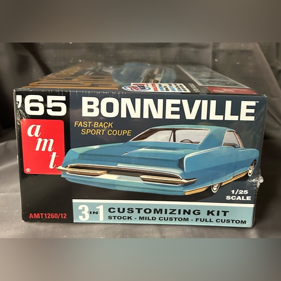 AMT 1-25 Scale Skill 2- 1965 Pontiac Bonneville Sport Coupe 3-in-1 Kit-Model Car - Picture 3 of 7